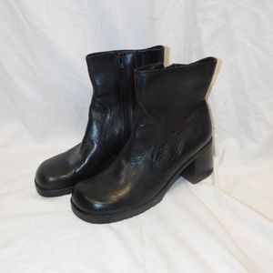 Ipanema Simple Closed-Toe Women's Black Booties (Size 6)